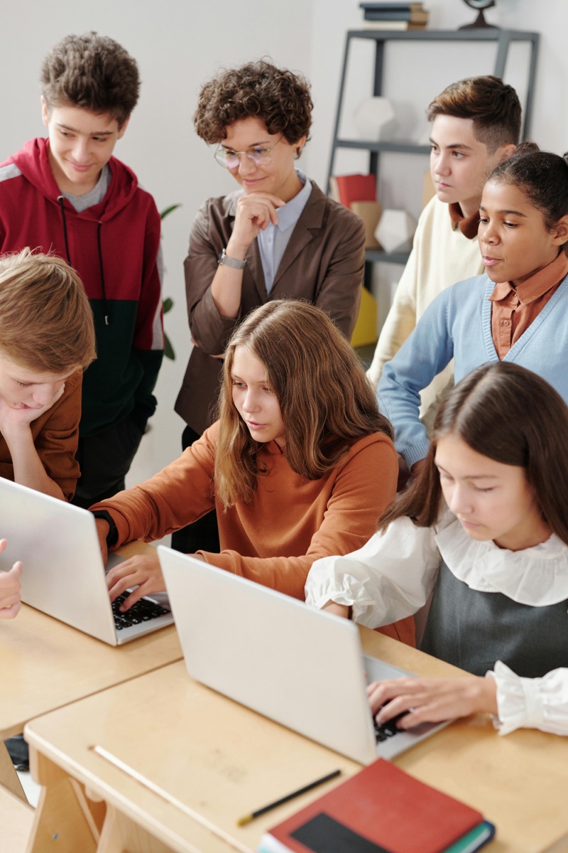 Schüler bei der Gruppenarbeit